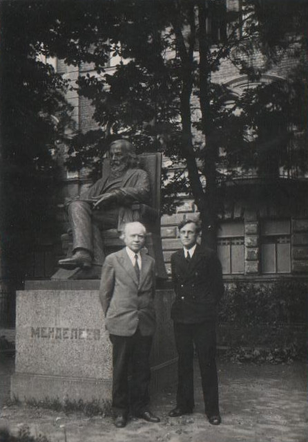 М.Ф. Маликов и Н.Ф. Гаркуша у памятника Д.И. Менделееву