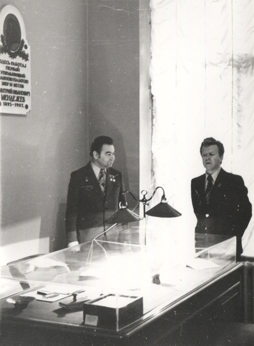 Г.М. Гречко и Ю.В. Тарбеев в Мемориальном служебном кабинете Д.И. Менделеева