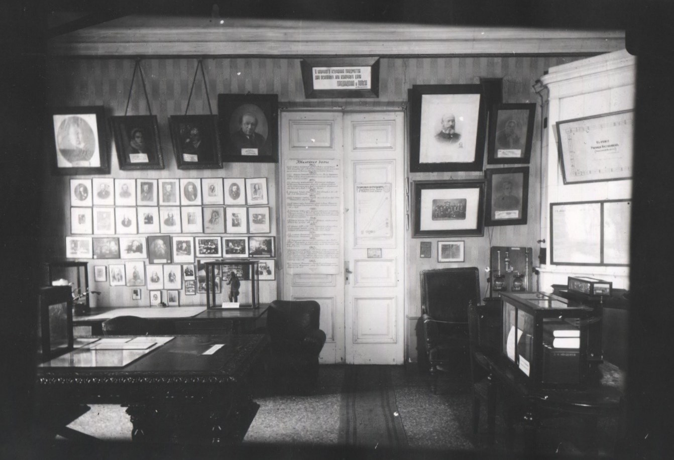 Первая экспозиция в служебном кабинете Д.И.Менделеева 1928 г.